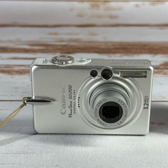 Canon PowerShot SD200 3.2MP Silver Digital Camera with Charger - Picture 2 of 8